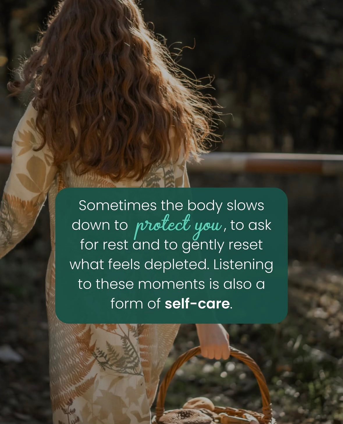Woman returning to herself in nature — Aconchego philosophy
